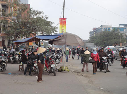 Bát nháo ở chợ Vinh ngày cuối năm